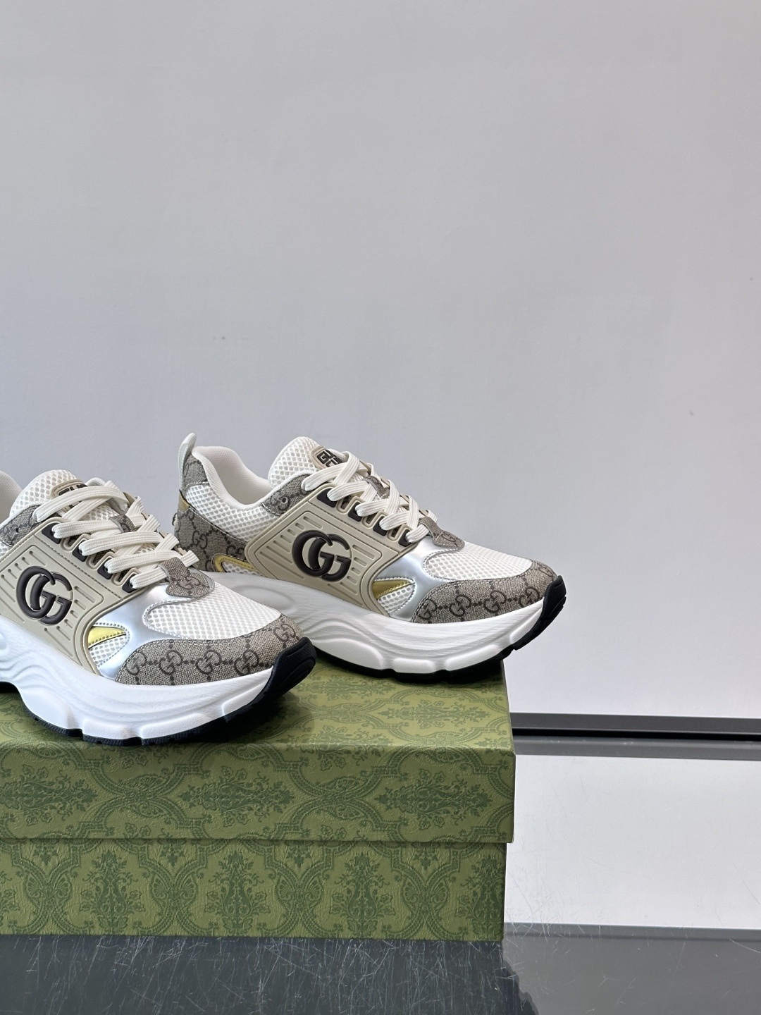 GUCCI。GG复古运动鞋，经典GG SuPreme帆布➕网布➕金属银色饰片，辨识度超高！侧面双G标志超