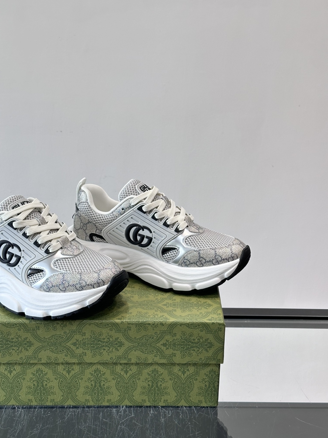 GUCCI。GG复古运动鞋，经典GG SuPreme帆布➕网布➕金属银色饰片，辨识度超高！侧面双G标志超
