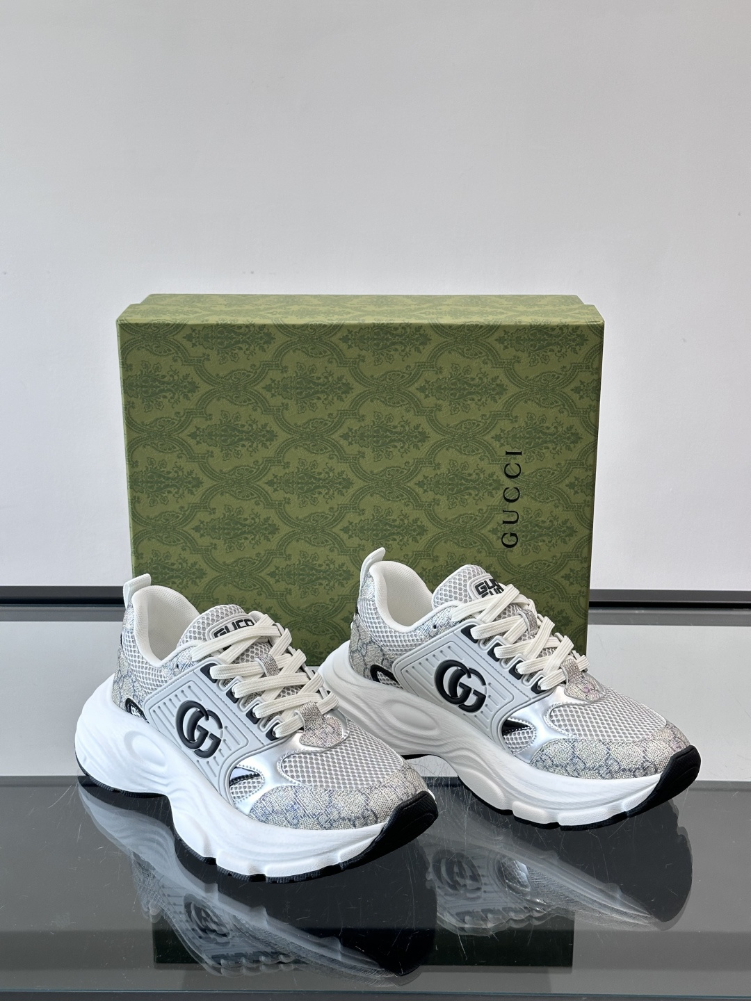 GUCCI。GG复古运动鞋，经典GG SuPreme帆布➕网布➕金属银色饰片，辨识度超高！侧面双G标志超