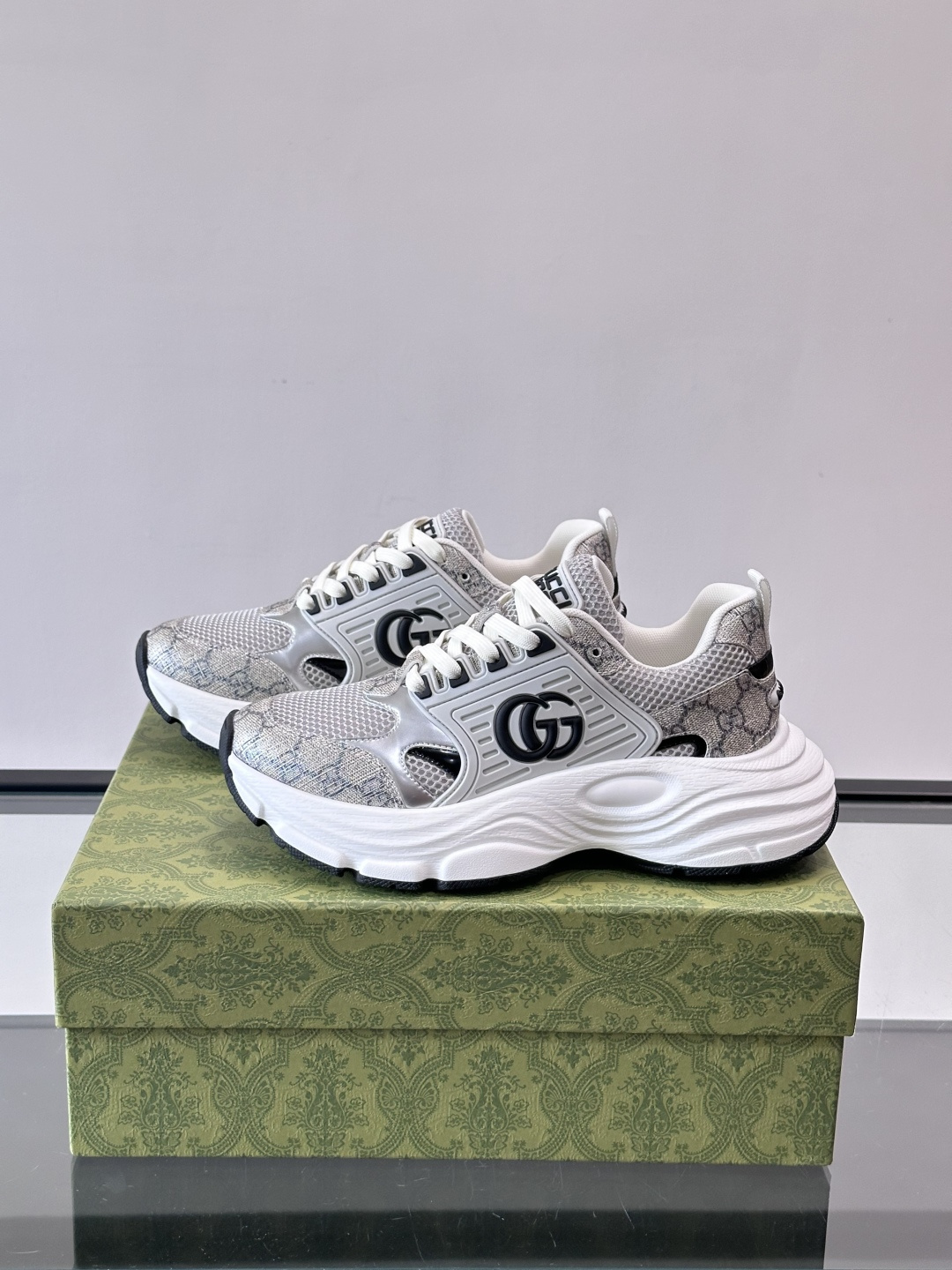 GUCCI。GG复古运动鞋，经典GG SuPreme帆布➕网布➕金属银色饰片，辨识度超高！侧面双G标志超