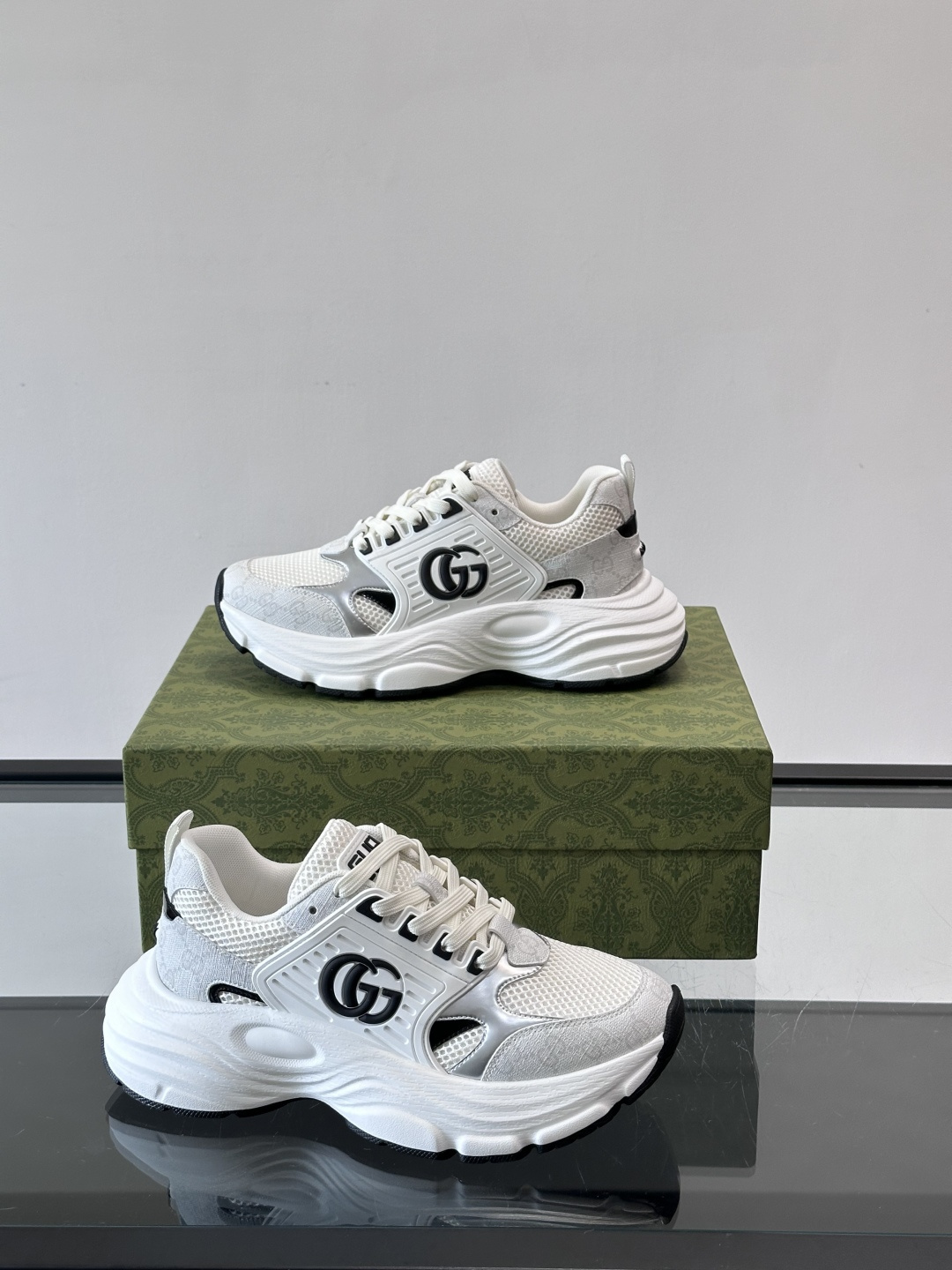 GUCCI。GG复古运动鞋，经典GG SuPreme帆布➕网布➕金属银色饰片，辨识度超高！侧面双G标志超