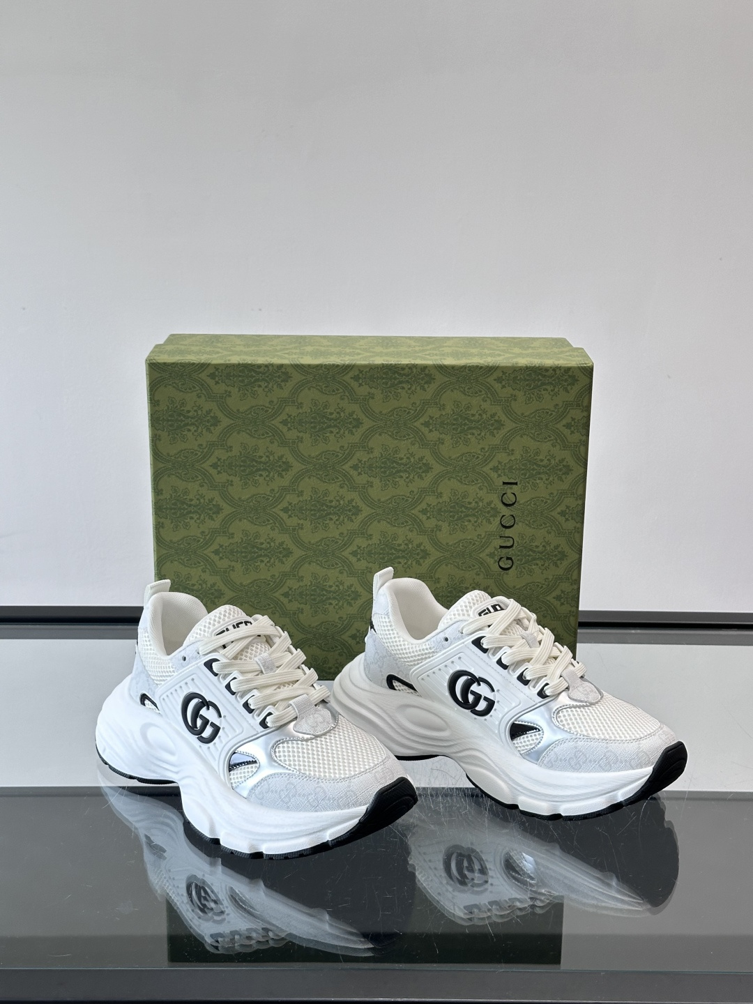 GUCCI。GG复古运动鞋，经典GG SuPreme帆布➕网布➕金属银色饰片，辨识度超高！侧面双G标志超