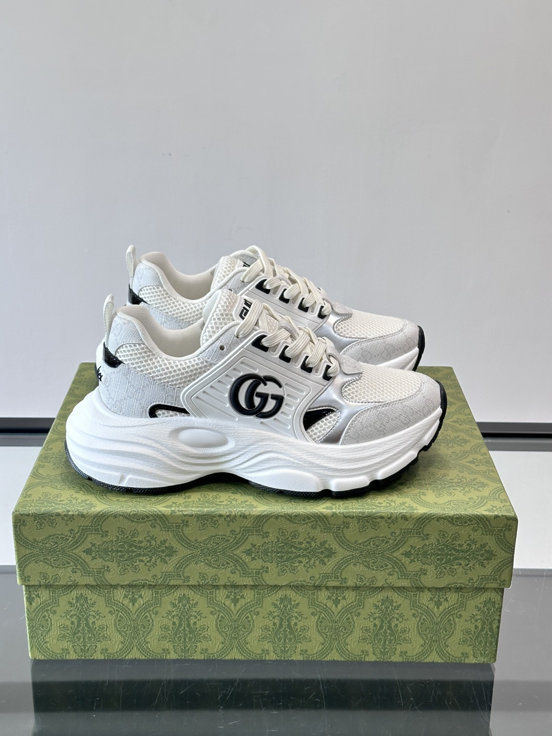 GUCCI。GG复古运动鞋，经典GG SuPreme帆布➕网布➕金属银色饰片，辨识度超高！侧面双G标志超