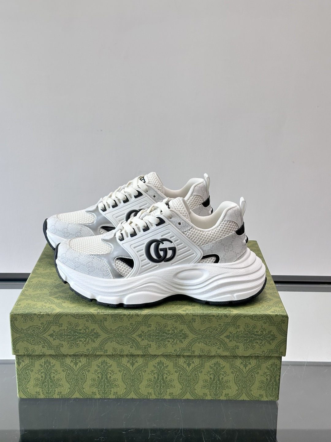 GUCCI。GG复古运动鞋，经典GG SuPreme帆布➕网布➕金属银色饰片，辨识度超高！侧面双G标志超