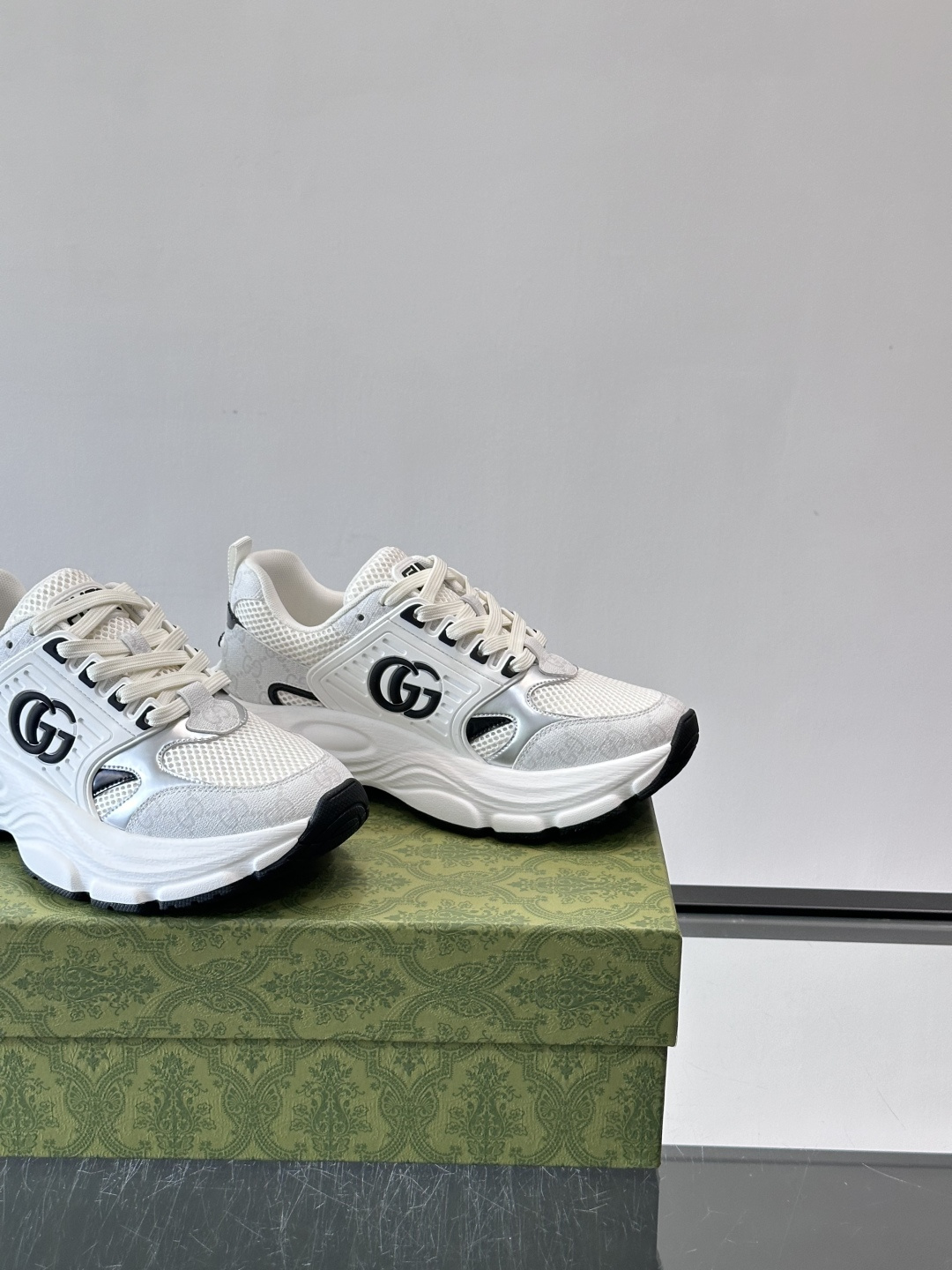 GUCCI。GG复古运动鞋，经典GG SuPreme帆布➕网布➕金属银色饰片，辨识度超高！侧面双G标志超