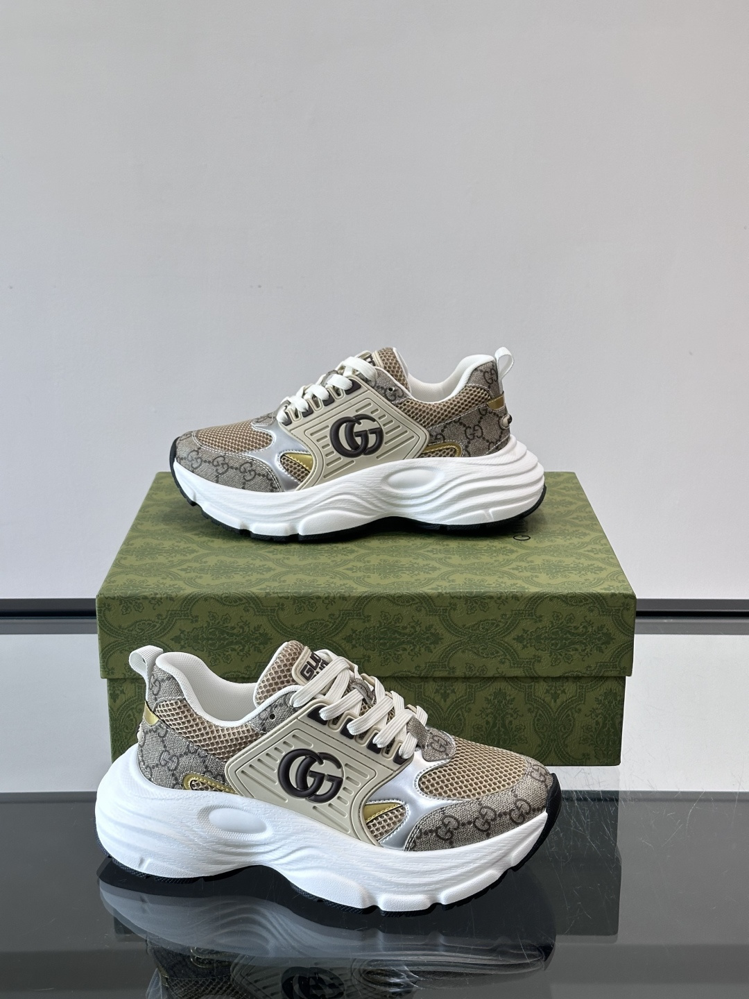 GUCCI。GG复古运动鞋，经典GG SuPreme帆布➕网布➕金属银色饰片，辨识度超高！侧面双G标志超