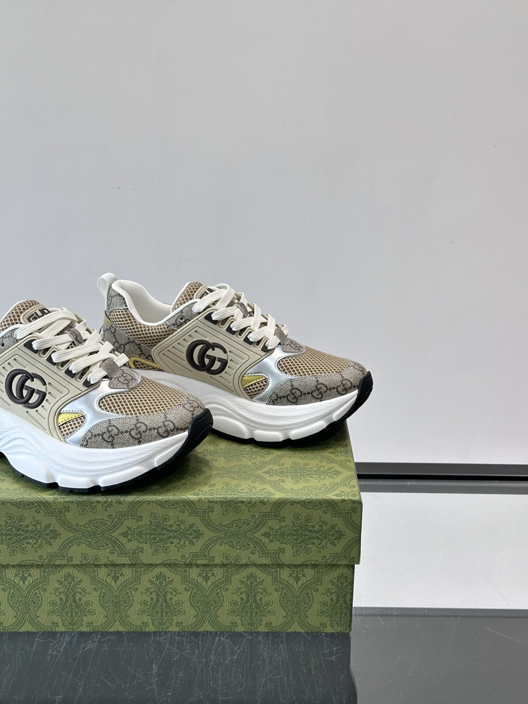GUCCI。GG复古运动鞋，经典GG SuPreme帆布➕网布➕金属银色饰片，辨识度超高！侧面双G标志超