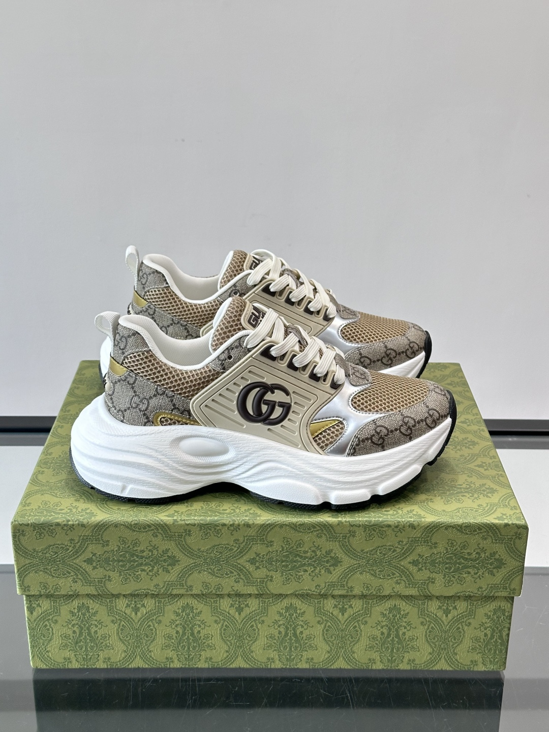 NO:831725,GUCCI.GG retro sneakers, classic GG Supreme canvas mesh with metallic silver patches, highly recognizable!  The double G logo on the side is super eye-catching, and the thick-soled design is comfortable to wear and can elongate the leg line. It can be easily managed in daily casual and street style. It is fashionable and practical. It is a must-have item for fashion lovers!  ,size38-44 (45 customized),,gucci,sneakers19860909GUCCI.GG复古运动鞋,经典GG Supreme帆布网布金属银色饰片,辨识度超高！侧面双G标志超吸睛,厚底设计穿着舒适还能拉长腿部线条.日常休闲、街头风都能轻松驾驭,时尚 又实用,是潮流爱好者必入单品！ ,size38-44（45定制）,,gucci,sneakers,Men's shoes