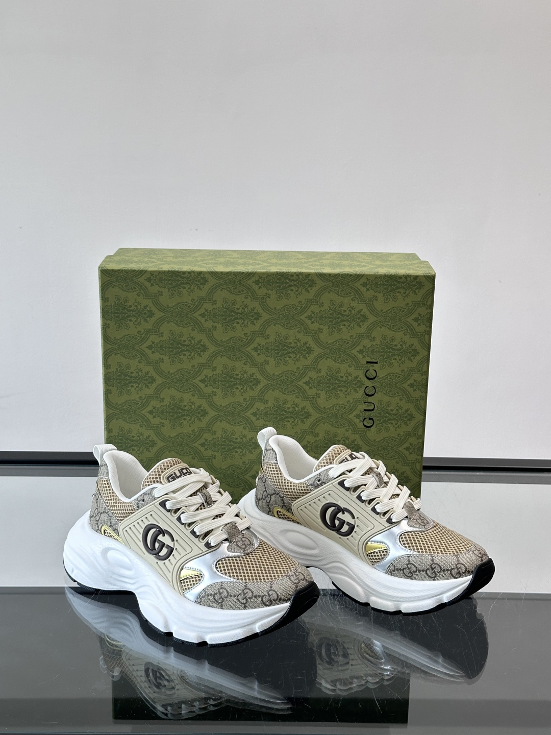 GUCCI。GG复古运动鞋，经典GG SuPreme帆布➕网布➕金属银色饰片，辨识度超高！侧面双G标志超