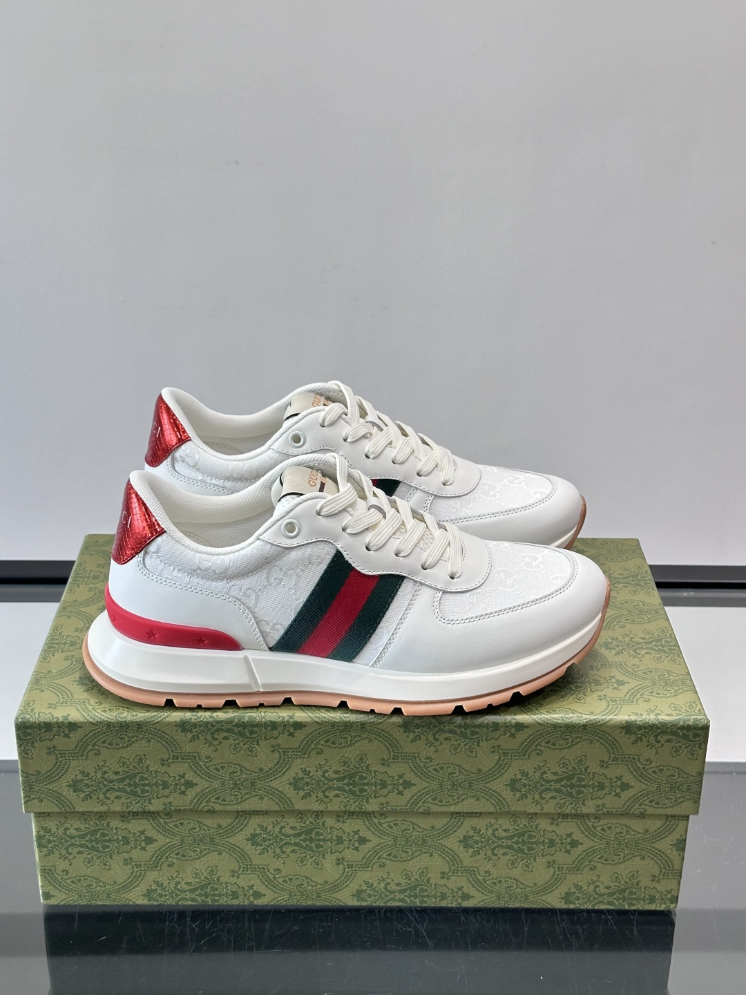NO:831730,Gucci men's retro sports shoes, with cowhide GG canvas splicing and red and green webbing embellishments, full of brand sense!  The rubber sole has good grip and is comfortable to wear. It can be easily used in daily casual or street style. There are Gucci logos on the tongue and side of the shoe, with exquisite details and high recognition. It is a trendy item that combines fashion and function!  ,size38-44 (45 customized),,gucci,sneakers,cowhide19860909Gucci男士复古运动鞋,牛皮GG帆布拼接,红绿织带点缀,品牌感满满！橡胶鞋底抓地力好,穿着舒适,日常休闲或街头风都能轻松驾驭.鞋舌和鞋侧有Gucci标识,细节精致,辨识度超高,是时尚与功能兼具的潮流单品！ ,size38-44（45定制）,,gucci,sneakers,cowhide,Men's shoes