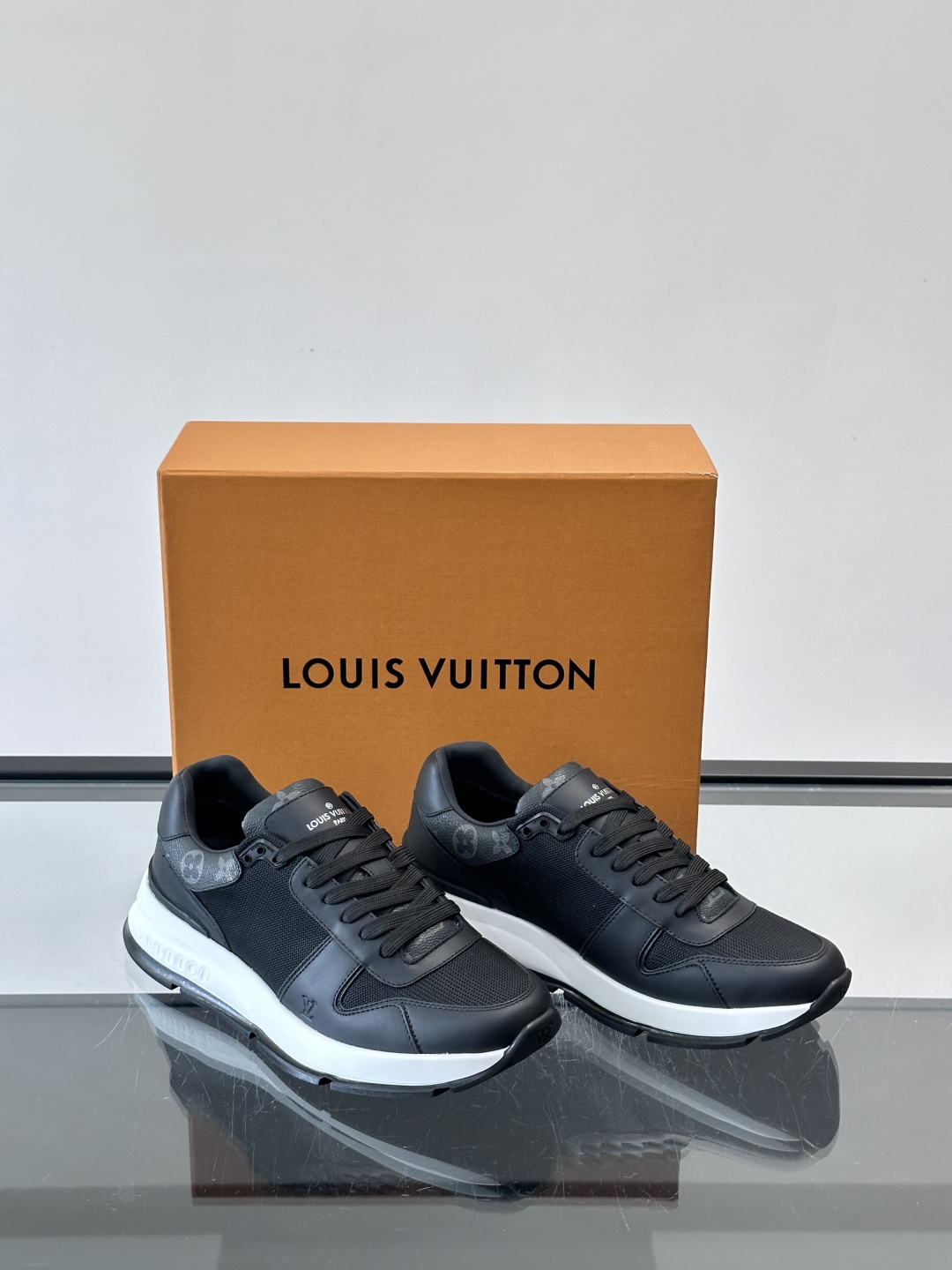 LV Run Away男士运动鞋，小牛皮面料。经Monogram图案，配色超百搭！橡胶鞋底抓地力强，穿着