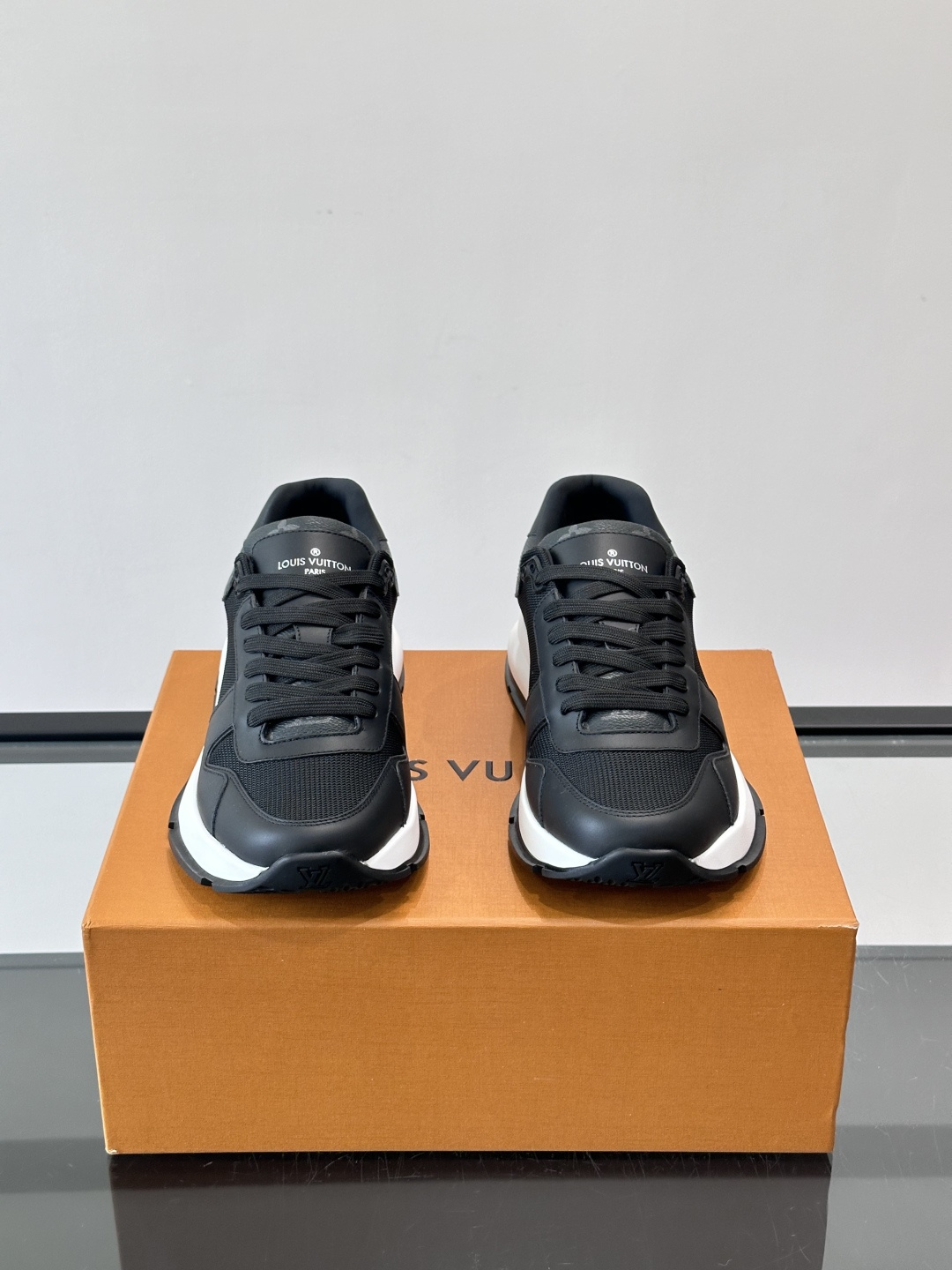 LV Run Away男士运动鞋，小牛皮面料。经Monogram图案，配色超百搭！橡胶鞋底抓地力强，穿着
