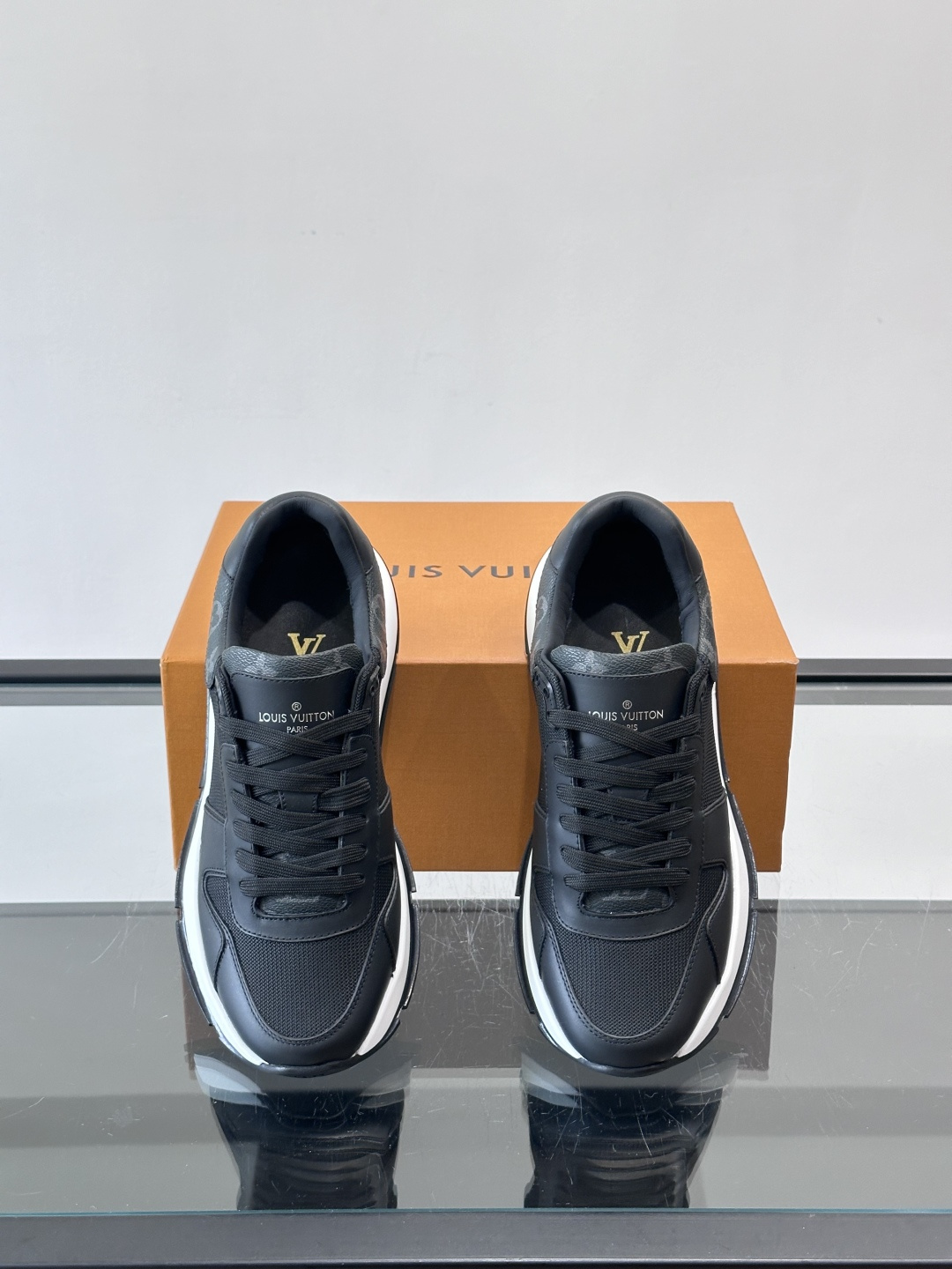 LV Run Away男士运动鞋，小牛皮面料。经Monogram图案，配色超百搭！橡胶鞋底抓地力强，穿着