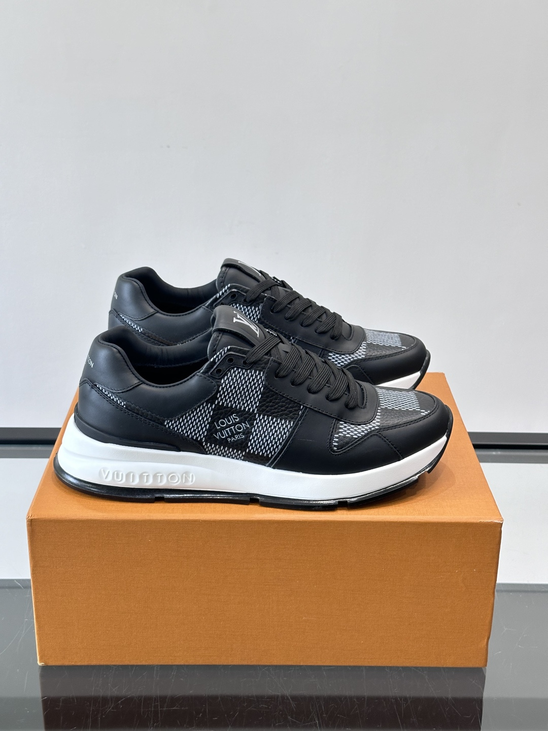 LV Run Away男士运动鞋，小牛皮面料。经Monogram图案，配色超百搭！橡胶鞋底抓地力强，穿着