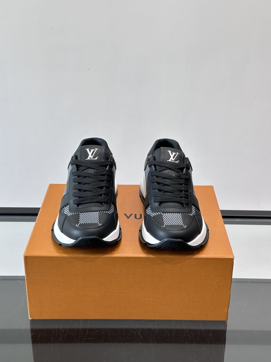LV Run Away男士运动鞋，小牛皮面料。经Monogram图案，配色超百搭！橡胶鞋底抓地力强，穿着