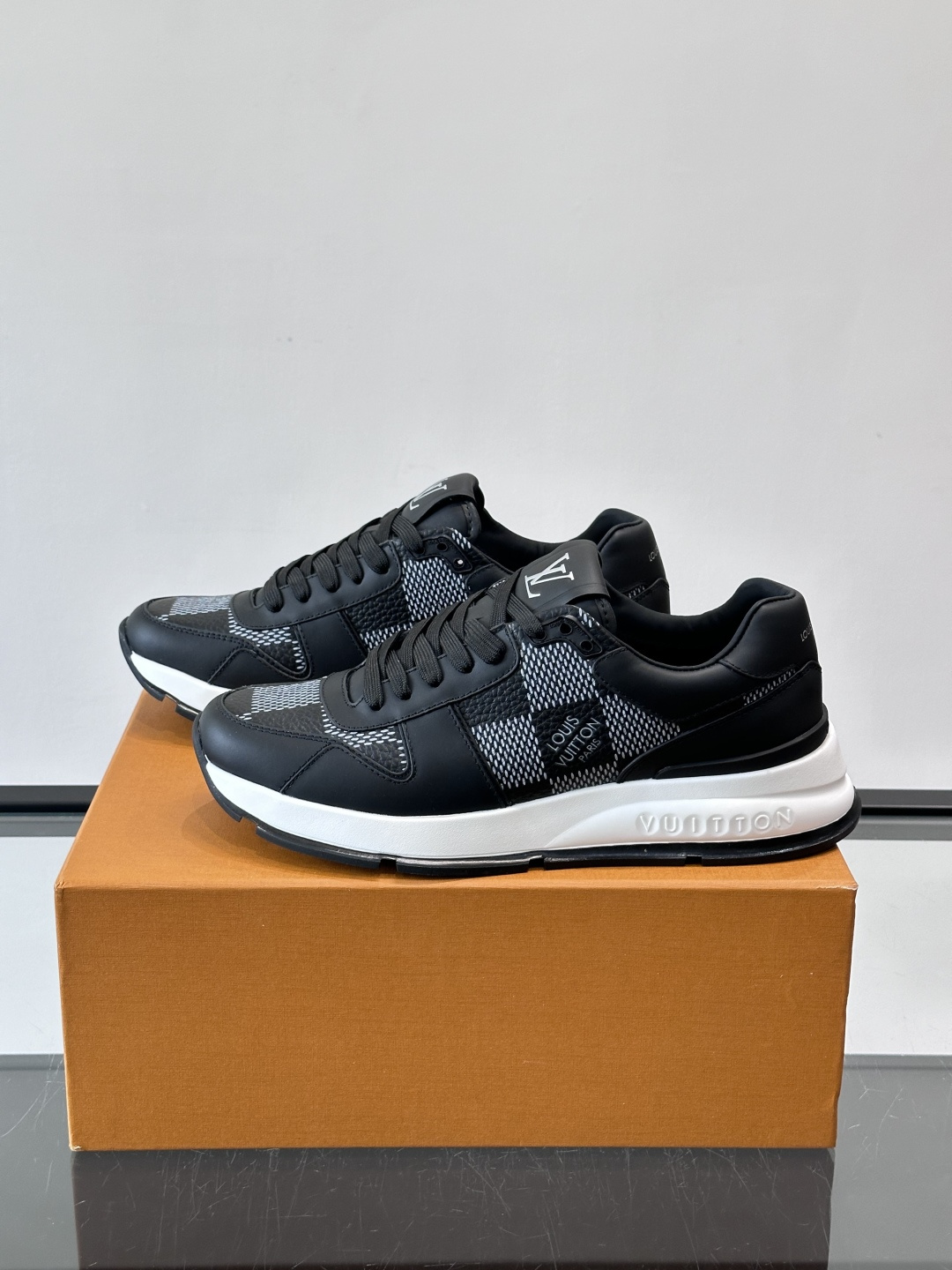LV Run Away男士运动鞋，小牛皮面料。经Monogram图案，配色超百搭！橡胶鞋底抓地力强，穿着