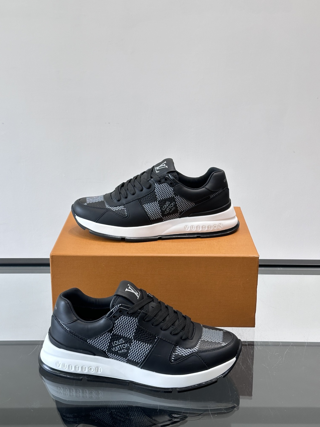 LV Run Away男士运动鞋，小牛皮面料。经Monogram图案，配色超百搭！橡胶鞋底抓地力强，穿着