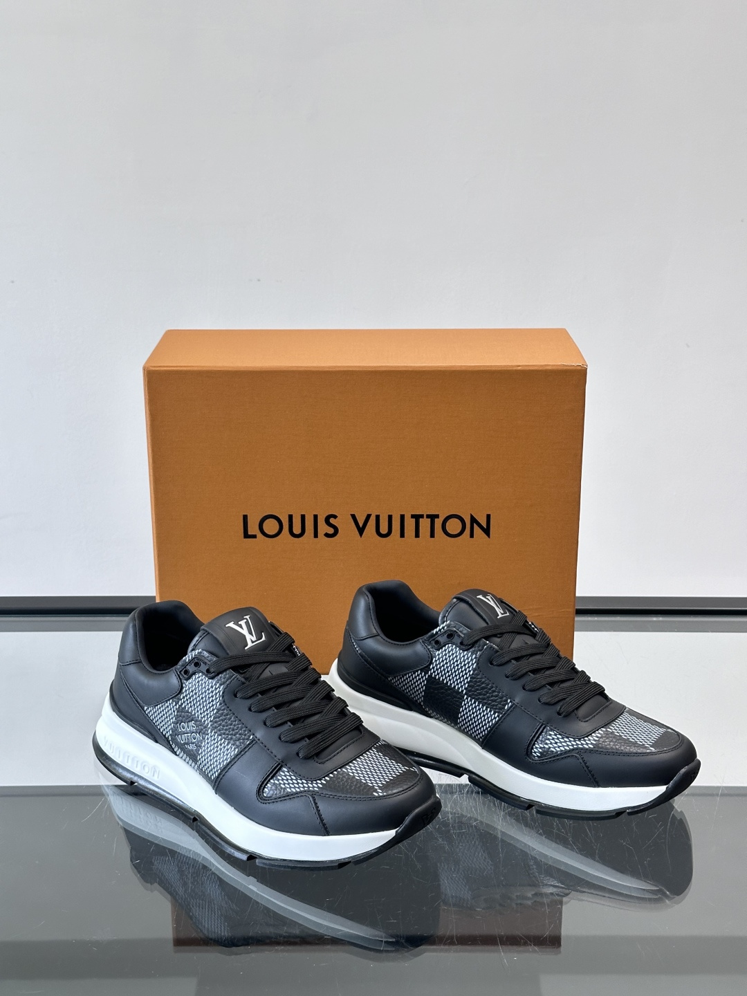 LV Run Away男士运动鞋，小牛皮面料。经Monogram图案，配色超百搭！橡胶鞋底抓地力强，穿着