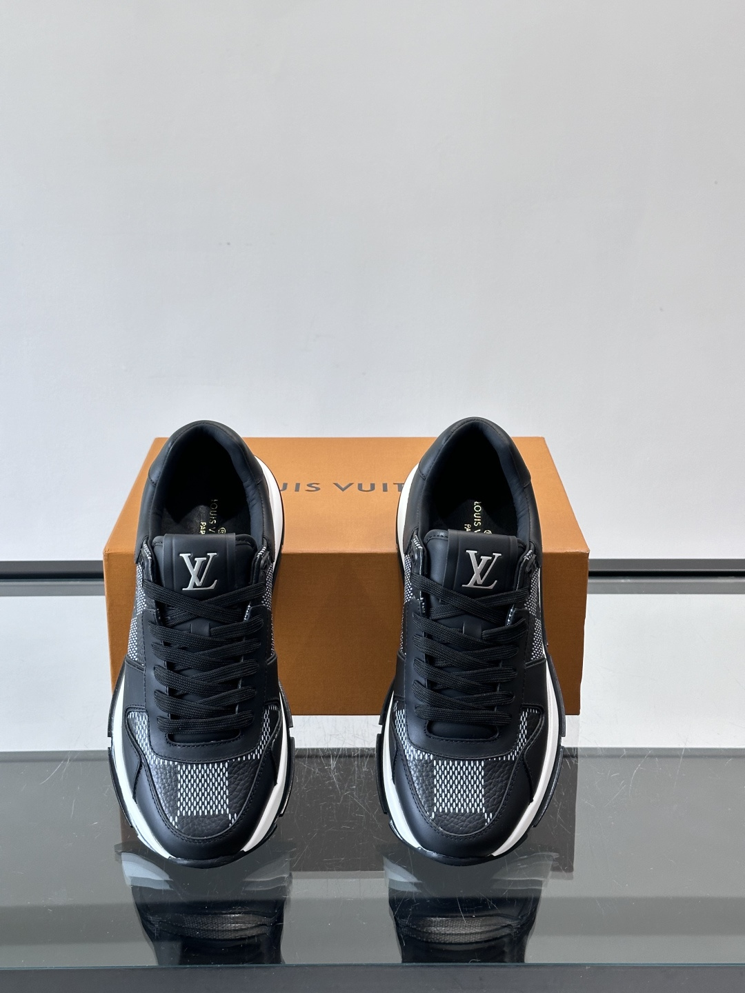 LV Run Away男士运动鞋，小牛皮面料。经Monogram图案，配色超百搭！橡胶鞋底抓地力强，穿着