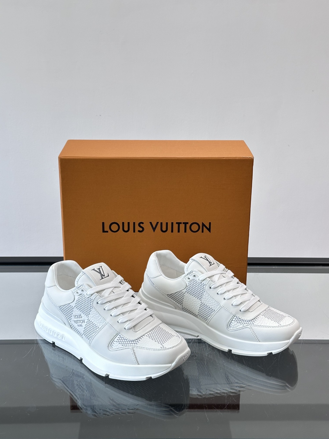 LV Run Away男士运动鞋，小牛皮面料。经Monogram图案，配色超百搭！橡胶鞋底抓地力强，穿着