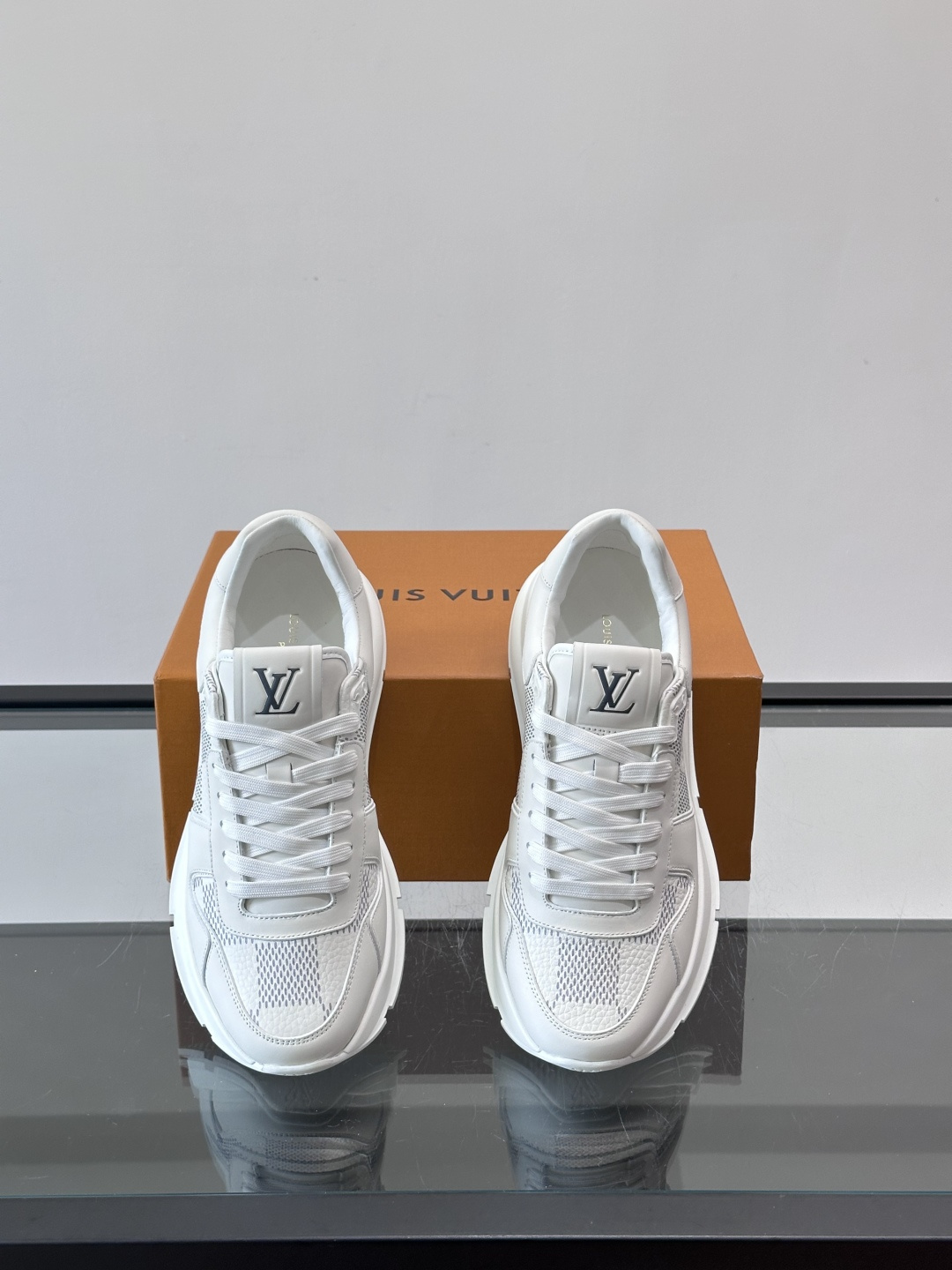LV Run Away男士运动鞋，小牛皮面料。经Monogram图案，配色超百搭！橡胶鞋底抓地力强，穿着