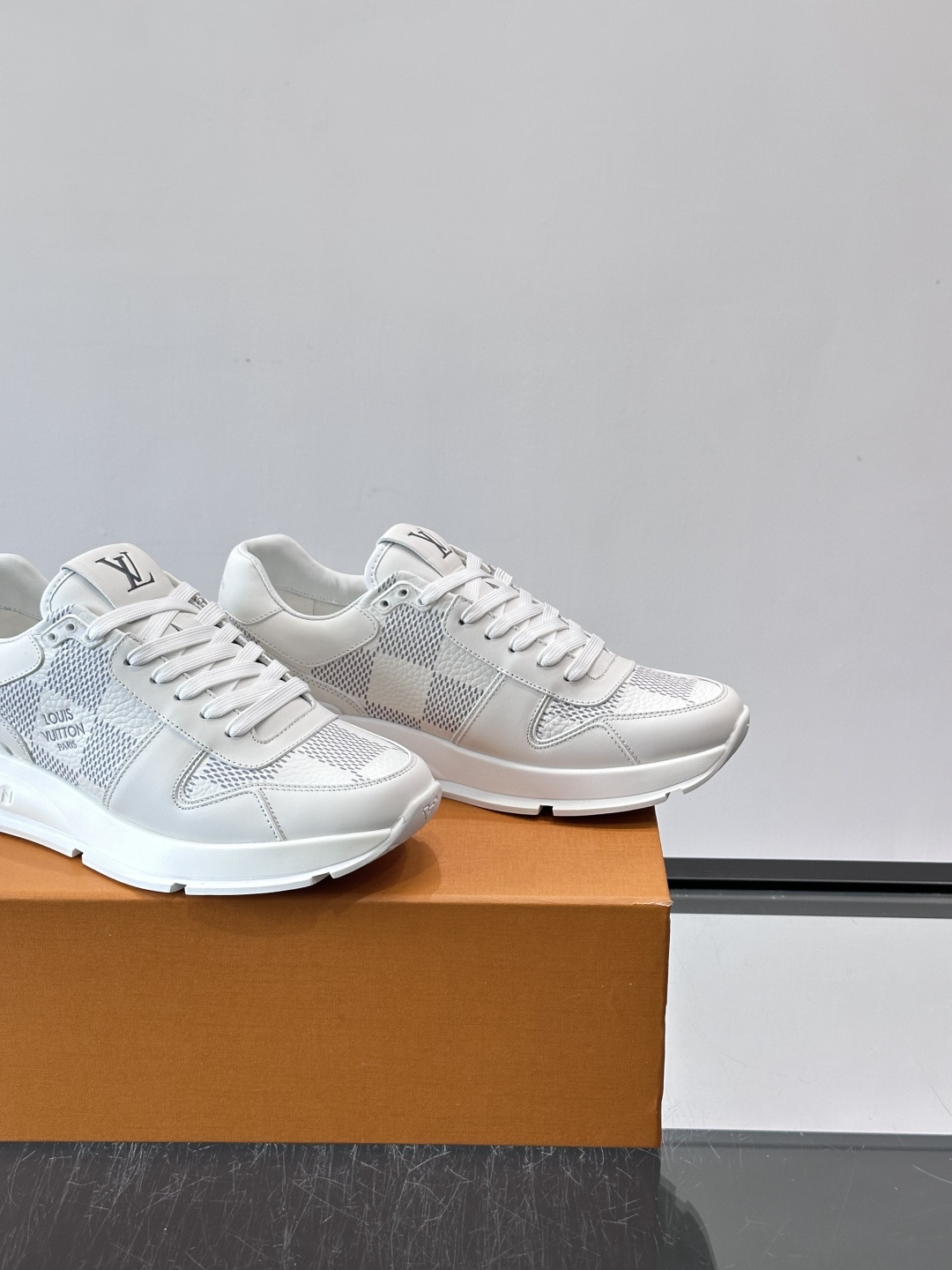 LV Run Away男士运动鞋，小牛皮面料。经Monogram图案，配色超百搭！橡胶鞋底抓地力强，穿着