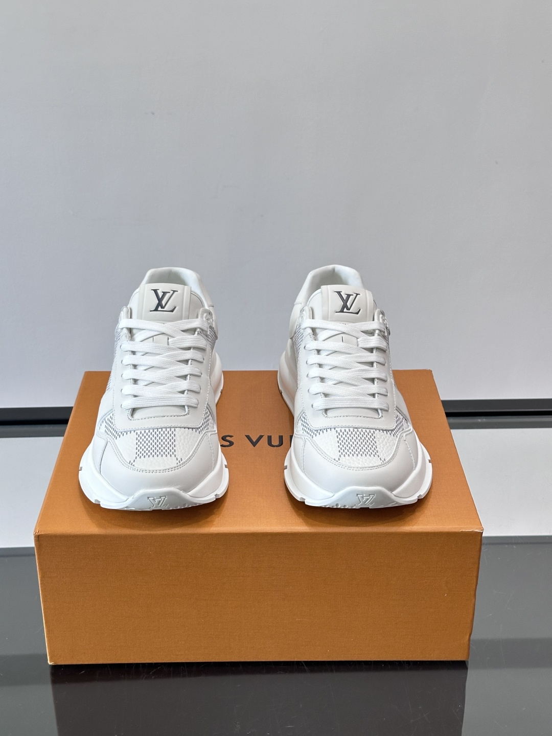 LV Run Away男士运动鞋，小牛皮面料。经Monogram图案，配色超百搭！橡胶鞋底抓地力强，穿着