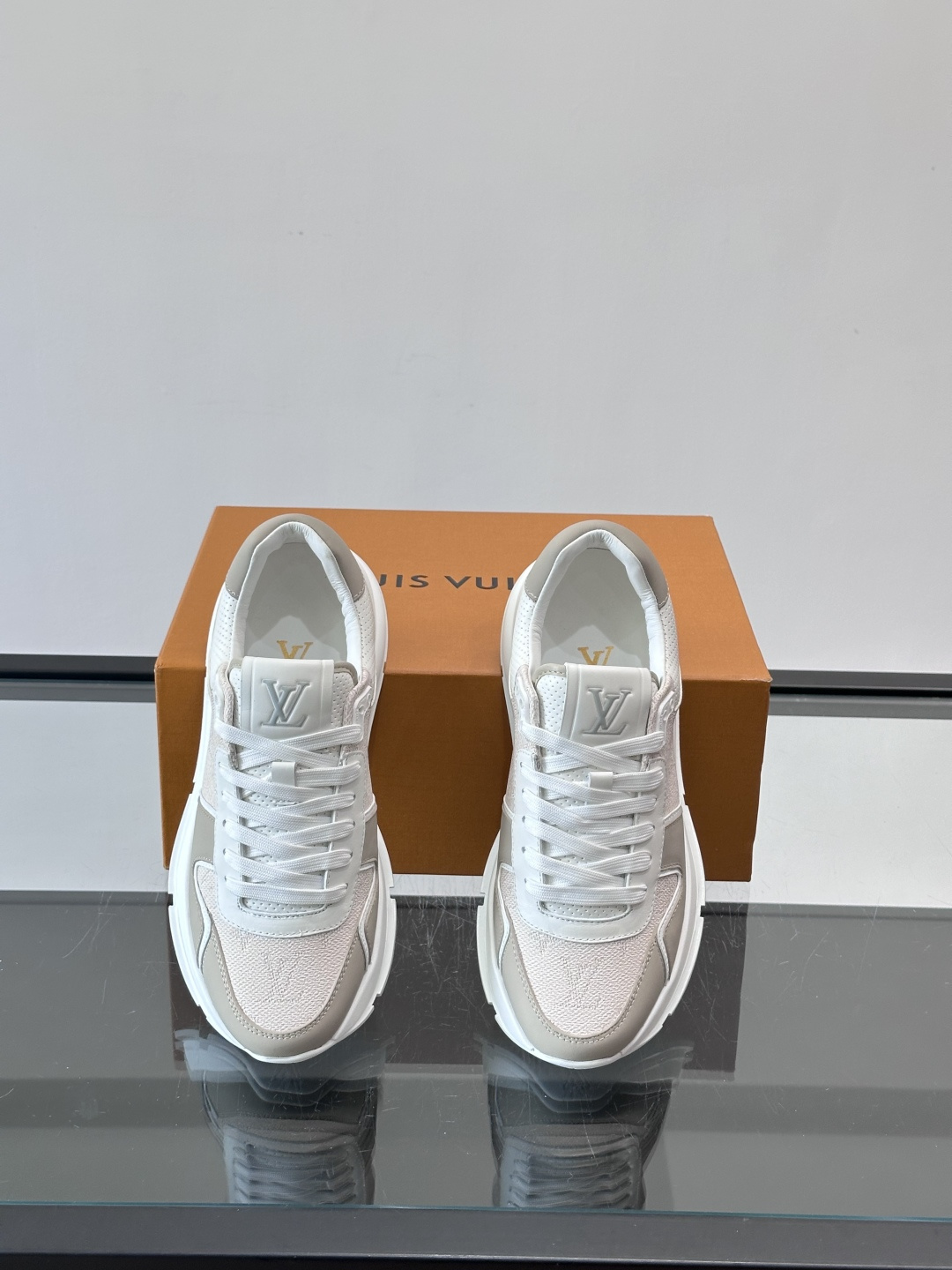 LV Run Away男士运动鞋，小牛皮面料。经Monogram图案，配色超百搭！橡胶鞋底抓地力强，穿着