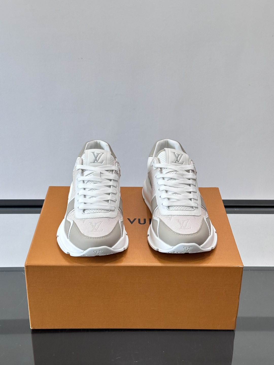 LV Run Away男士运动鞋，小牛皮面料。经Monogram图案，配色超百搭！橡胶鞋底抓地力强，穿着