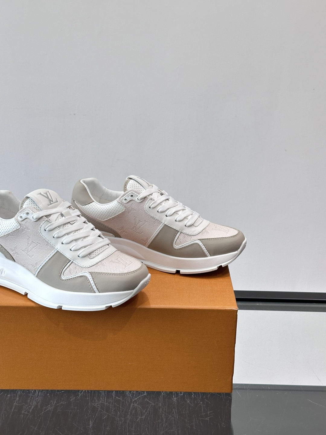 LV Run Away男士运动鞋，小牛皮面料。经Monogram图案，配色超百搭！橡胶鞋底抓地力强，穿着