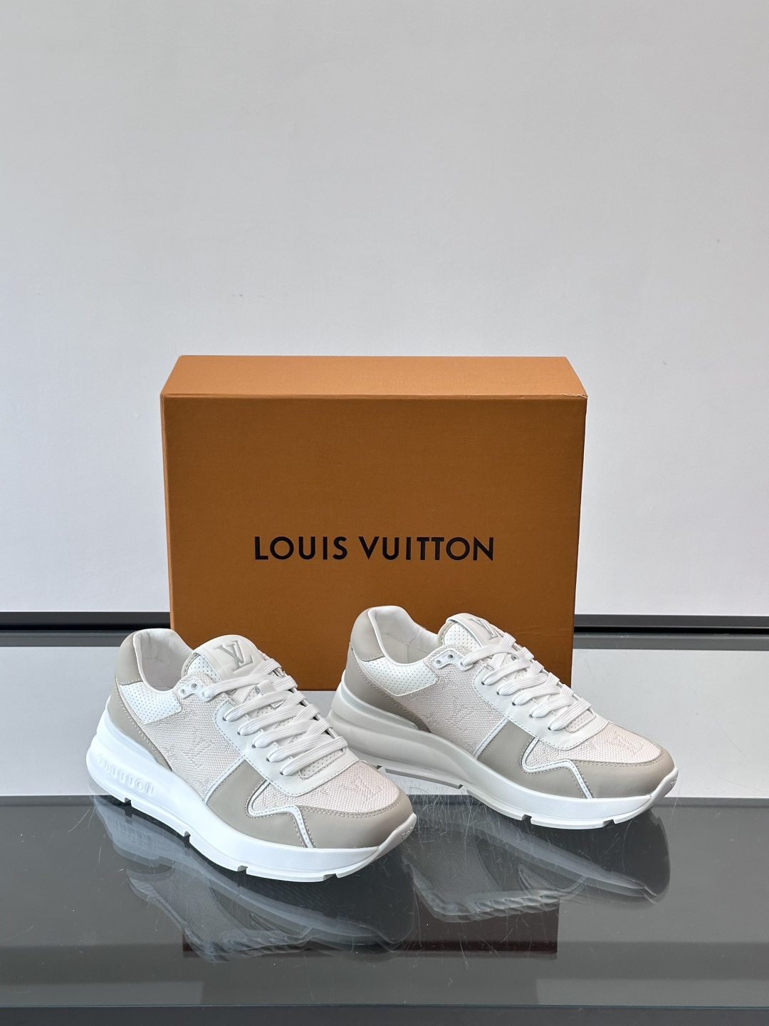 LV Run Away男士运动鞋，小牛皮面料。经Monogram图案，配色超百搭！橡胶鞋底抓地力强，穿着