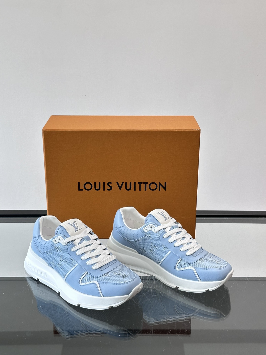 LV Run Away男士运动鞋，小牛皮面料。经Monogram图案，配色超百搭！橡胶鞋底抓地力强，穿着