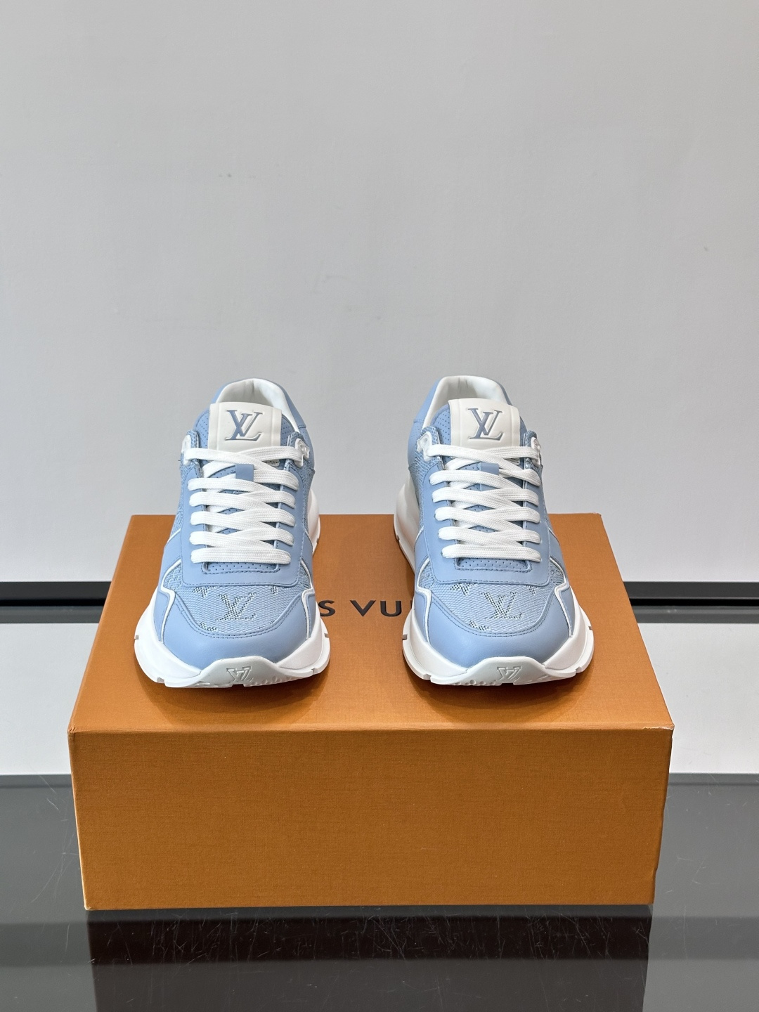 LV Run Away男士运动鞋，小牛皮面料。经Monogram图案，配色超百搭！橡胶鞋底抓地力强，穿着