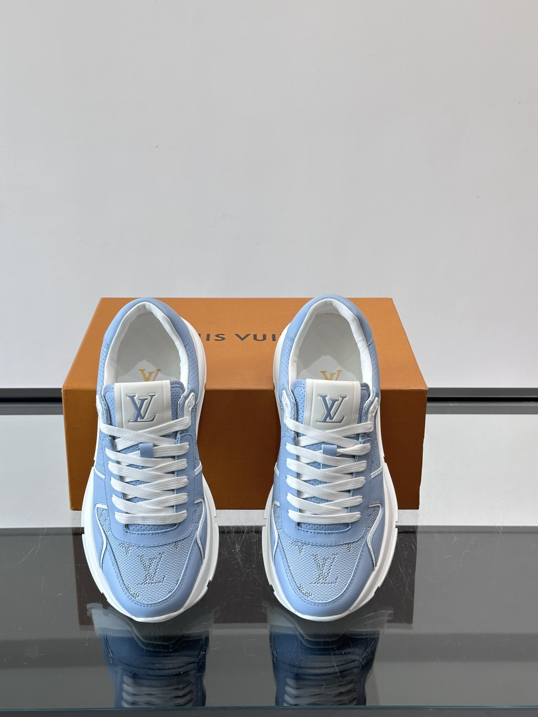 LV Run Away男士运动鞋，小牛皮面料。经Monogram图案，配色超百搭！橡胶鞋底抓地力强，穿着