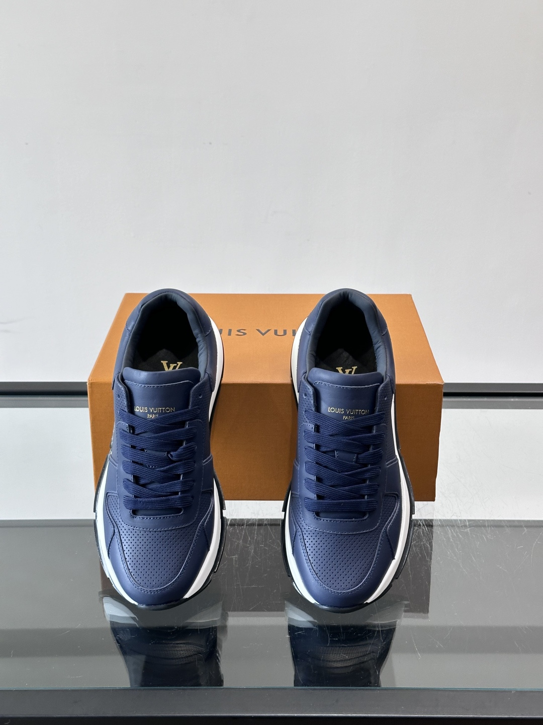LV Run Away男士运动鞋，小牛皮面料。经Monogram图案，配色超百搭！橡胶鞋底抓地力强，穿着