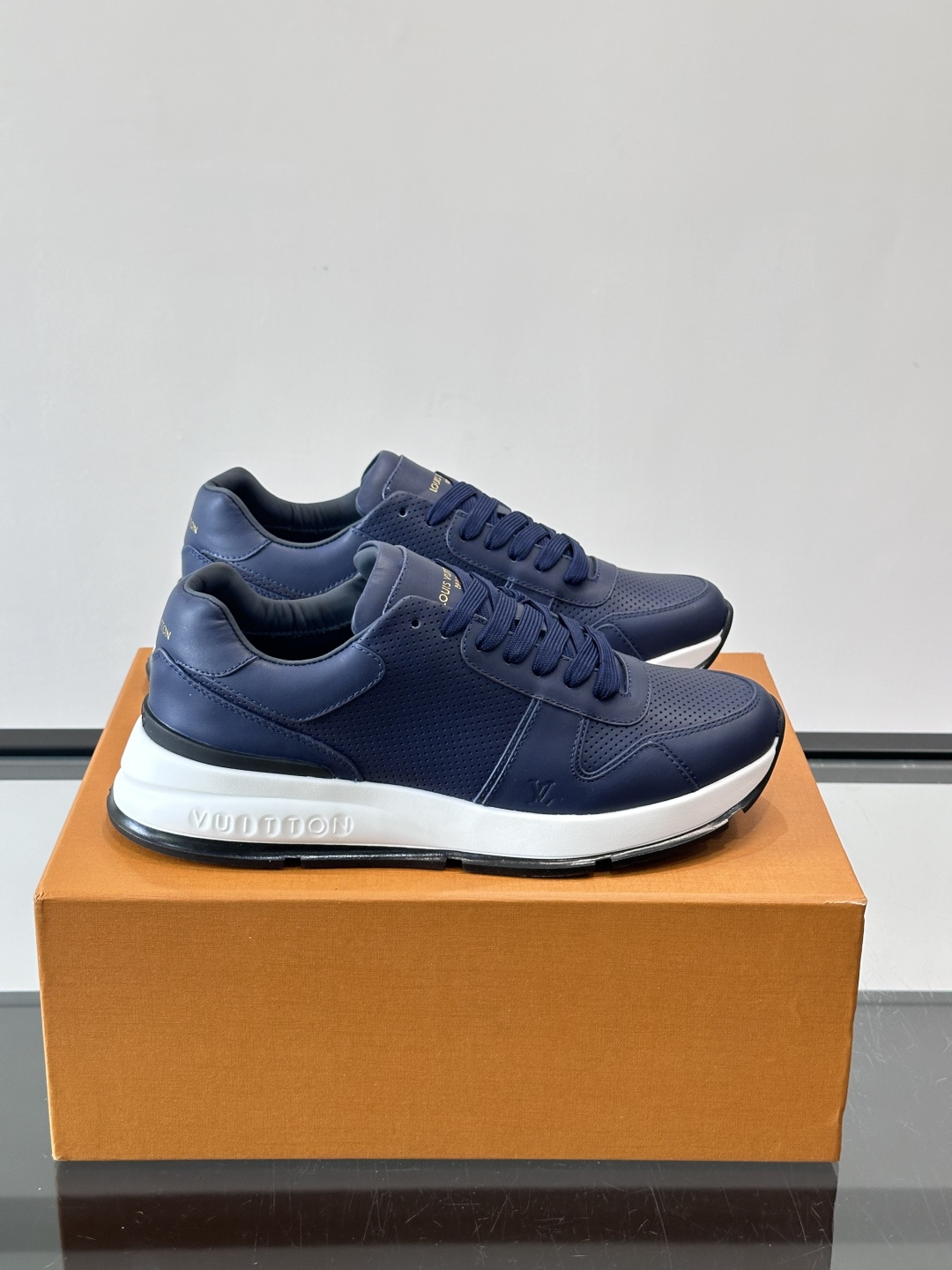 LV Run Away男士运动鞋，小牛皮面料。经Monogram图案，配色超百搭！橡胶鞋底抓地力强，穿着