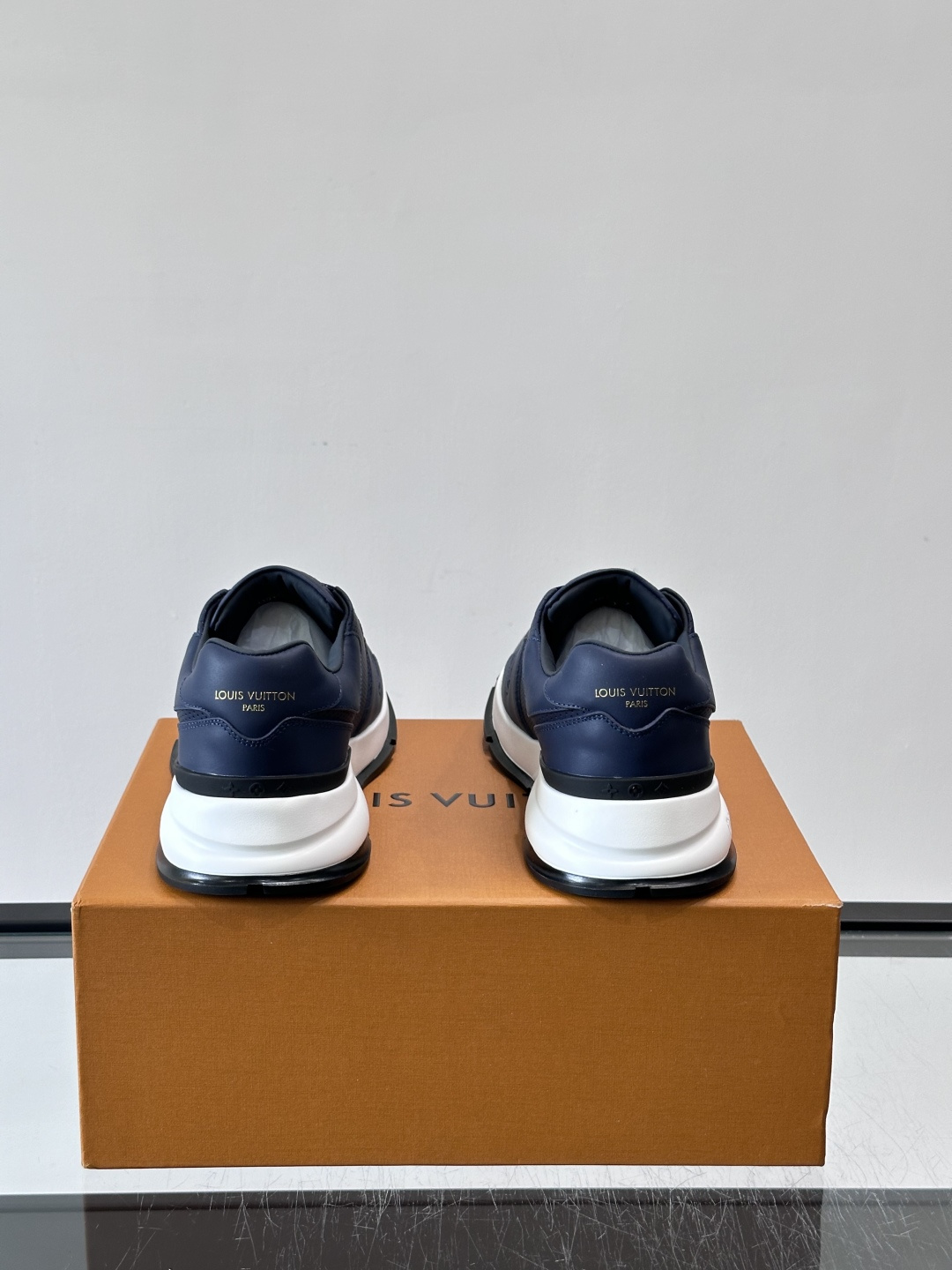 LV Run Away男士运动鞋，小牛皮面料。经Monogram图案，配色超百搭！橡胶鞋底抓地力强，穿着