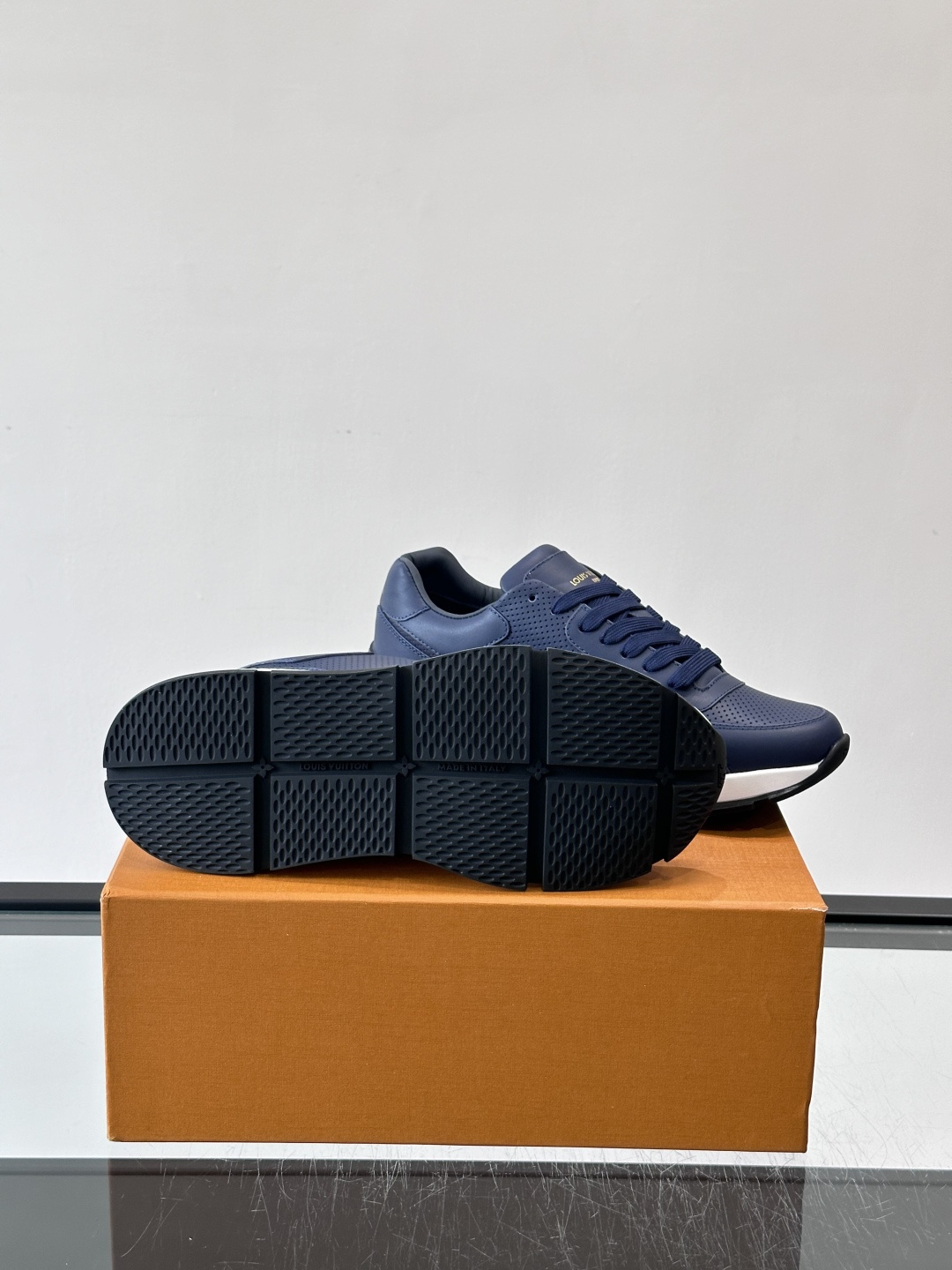 LV Run Away男士运动鞋，小牛皮面料。经Monogram图案，配色超百搭！橡胶鞋底抓地力强，穿着
