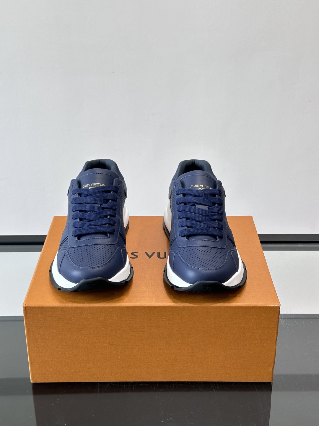 LV Run Away男士运动鞋，小牛皮面料。经Monogram图案，配色超百搭！橡胶鞋底抓地力强，穿着