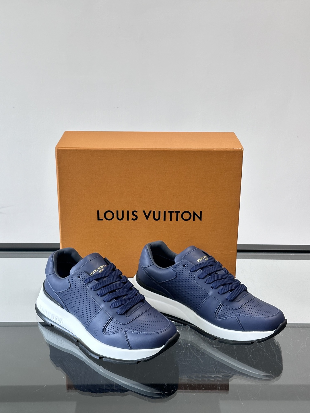 LV Run Away男士运动鞋，小牛皮面料。经Monogram图案，配色超百搭！橡胶鞋底抓地力强，穿着