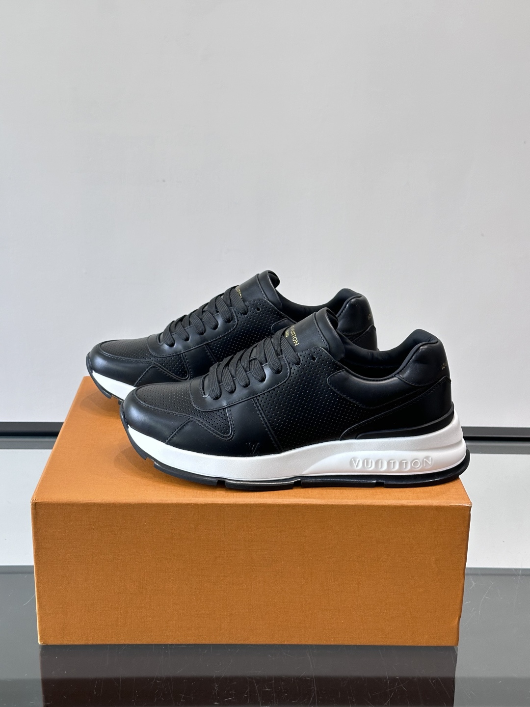 LV Run Away男士运动鞋，小牛皮面料。经Monogram图案，配色超百搭！橡胶鞋底抓地力强，穿着