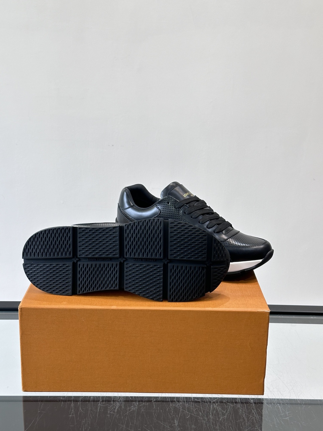 LV Run Away男士运动鞋，小牛皮面料。经Monogram图案，配色超百搭！橡胶鞋底抓地力强，穿着