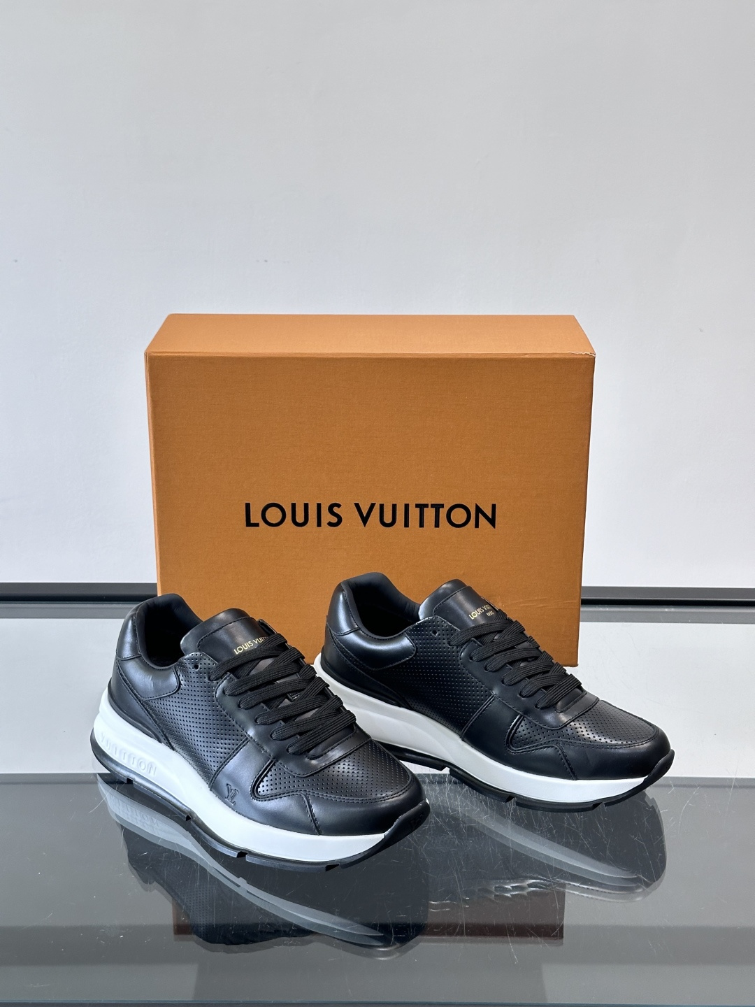 LV Run Away男士运动鞋，小牛皮面料。经Monogram图案，配色超百搭！橡胶鞋底抓地力强，穿着