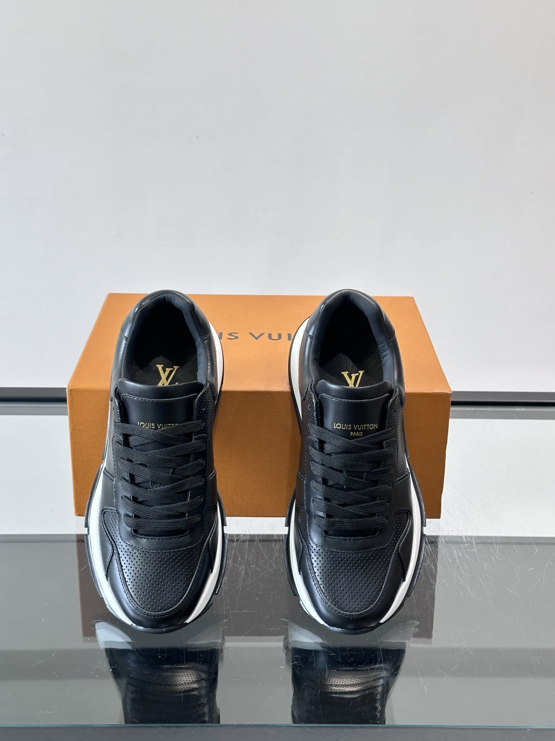 LV Run Away男士运动鞋，小牛皮面料。经Monogram图案，配色超百搭！橡胶鞋底抓地力强，穿着