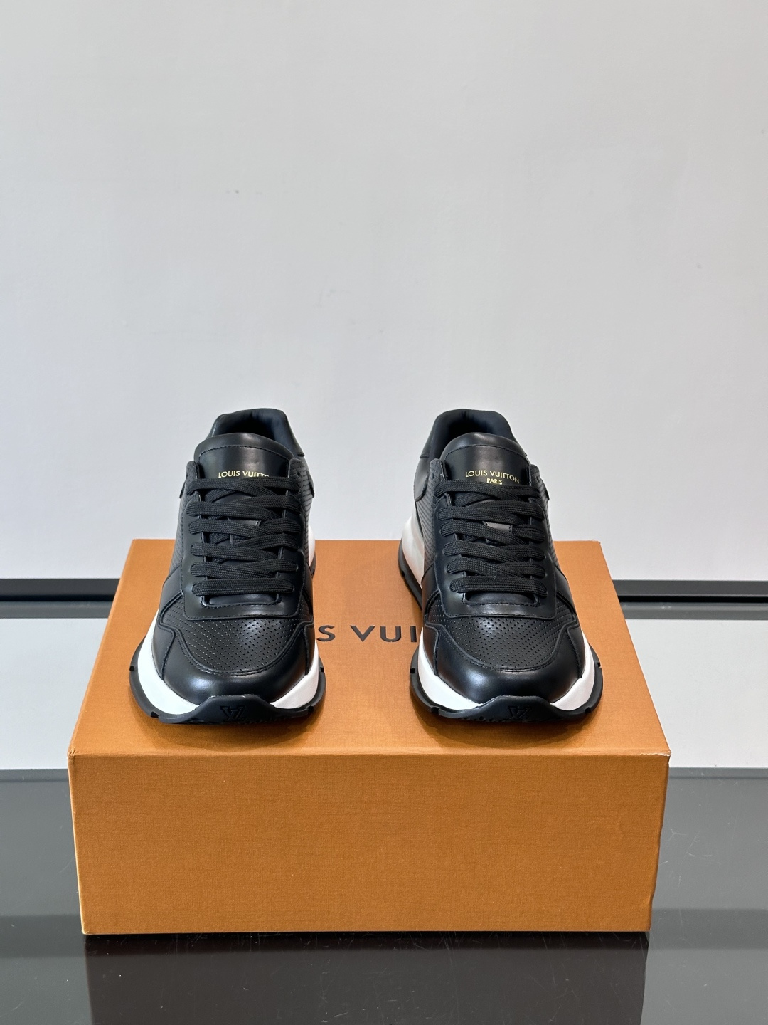 LV Run Away男士运动鞋，小牛皮面料。经Monogram图案，配色超百搭！橡胶鞋底抓地力强，穿着