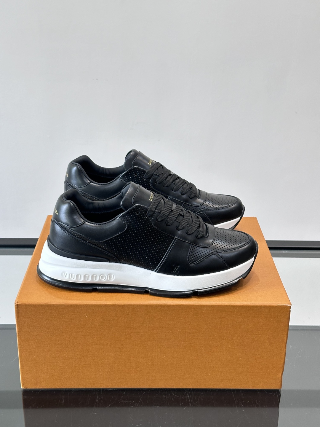 LV Run Away男士运动鞋，小牛皮面料。经Monogram图案，配色超百搭！橡胶鞋底抓地力强，穿着