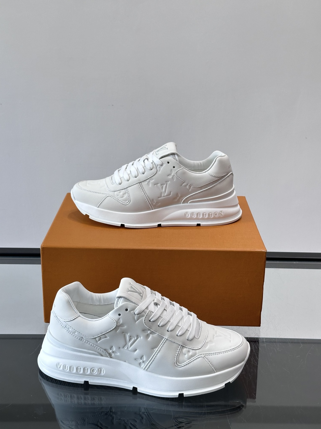 LV Run Away男士运动鞋，小牛皮面料。经Monogram图案，配色超百搭！橡胶鞋底抓地力强，穿着