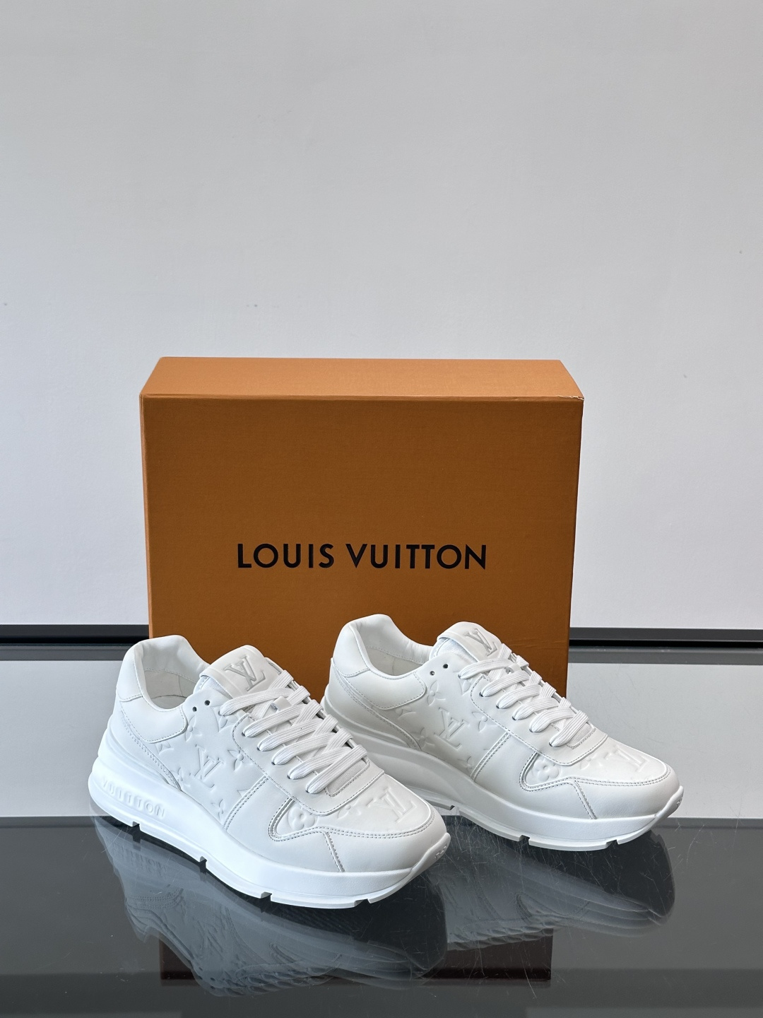 LV Run Away男士运动鞋，小牛皮面料。经Monogram图案，配色超百搭！橡胶鞋底抓地力强，穿着