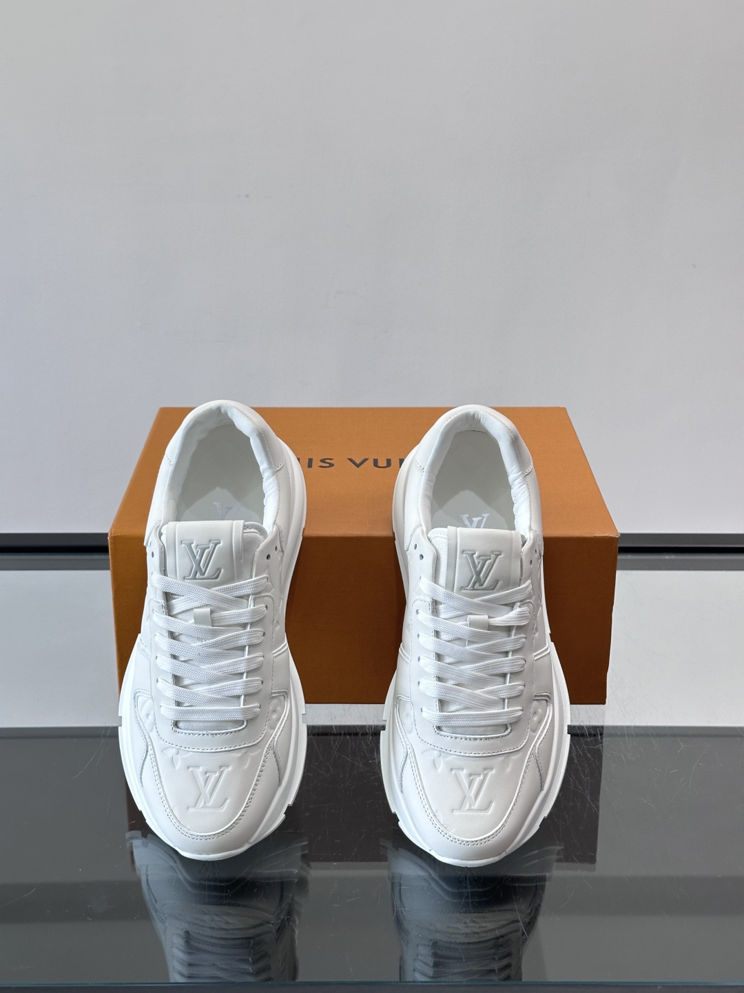 LV Run Away男士运动鞋，小牛皮面料。经Monogram图案，配色超百搭！橡胶鞋底抓地力强，穿着