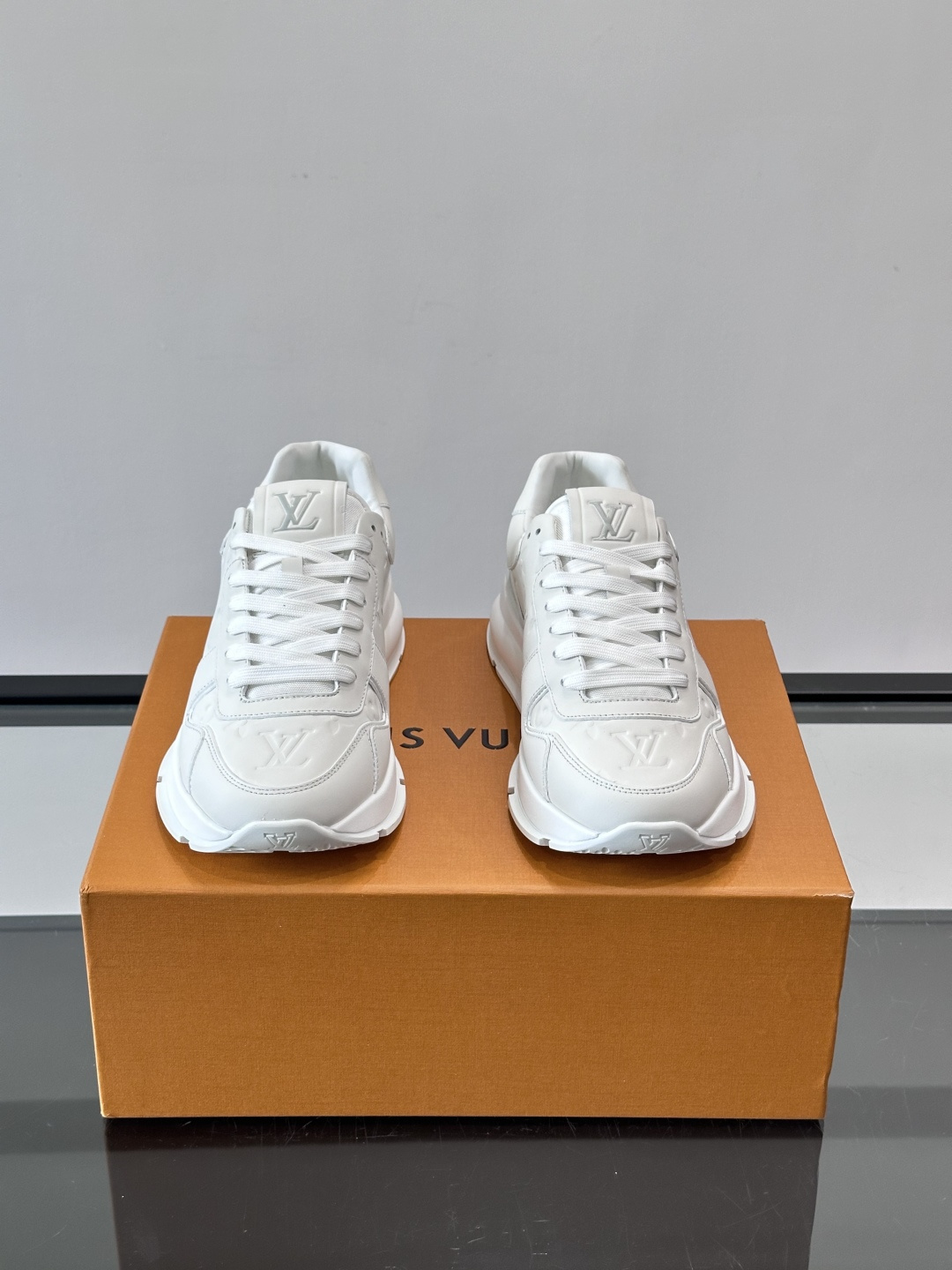 LV Run Away男士运动鞋，小牛皮面料。经Monogram图案，配色超百搭！橡胶鞋底抓地力强，穿着